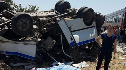 Manisa'da Hemzemin Geçitte Kaza: 6 Ölü, 15 Yaralı