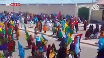 Somali'de binlerce kadın dün Türk bayraklarıyla yürüyüş yaptı