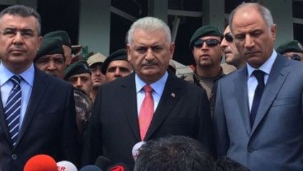 Başbakan, Darbecilerin Vurduğu Gölbaşı Polis Merkezini Ziyaret Etti