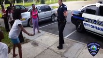 Une policière s’approche d’un petit groupe de filles et ce qu’elle va faire est génial !