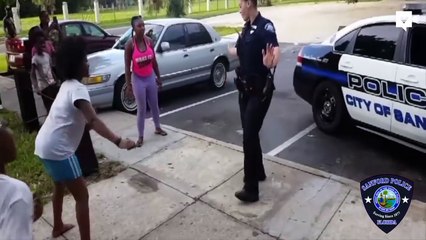 Une policière s’approche d’un petit groupe de filles et ce qu’elle va faire est génial !