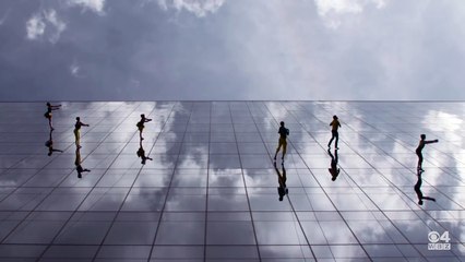 6 danseurs réalisent un spectacle de danse époustouflant