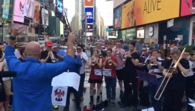 New York rend hommage à Nice en musique en jouant La Marseillaise