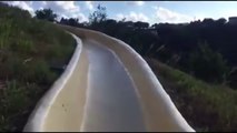 Les images d'un homme éjecté d'un toboggan aquatique font le buzz sur Internet