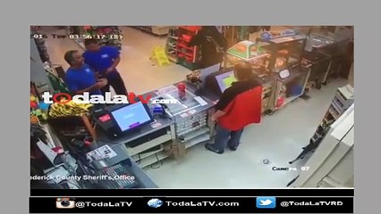 Empleado desarma a ladrón que intentaba robarle-Video