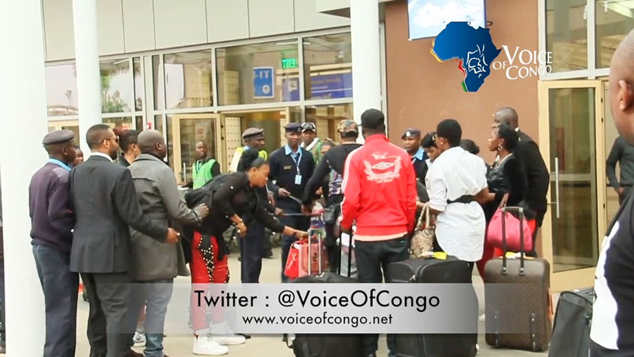 L'artise Koffi Olomidé piétine l'une de ses danseuses à l'aéroport de Nairobi au Kenya