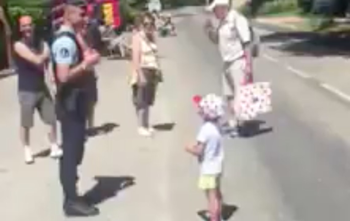 Une fillette de 4 ans chante la Marseillaise à un gendarme