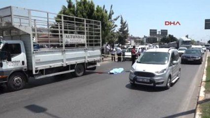 Antalya 'Beni O.. Yaptınız' Dedi, Kamyonetin Önüne Atlayıp Canına Kıydı