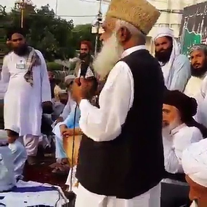 bay sharam molvi Gen Raheel ko galian daita hua