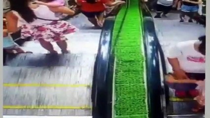 Mãe deixa carrinho virar e bebê desce rolando escada rolante; veja vídeo