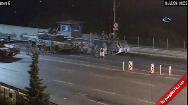 Boğaziçi Köprüsü'nde Türbanlı Bir Kadın Darbeci Askerlere Tek Başına Böyle Tepki Gösterdi