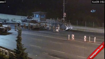 Boğaziçi Köprüsü'nde Türbanlı Bir Kadın Darbeci Askerlere Tek Başına Böyle Tepki Gösterdi