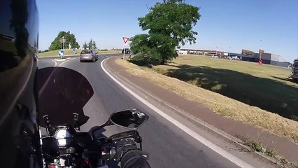 Le dépassement totalement inconscient d'un automobiliste