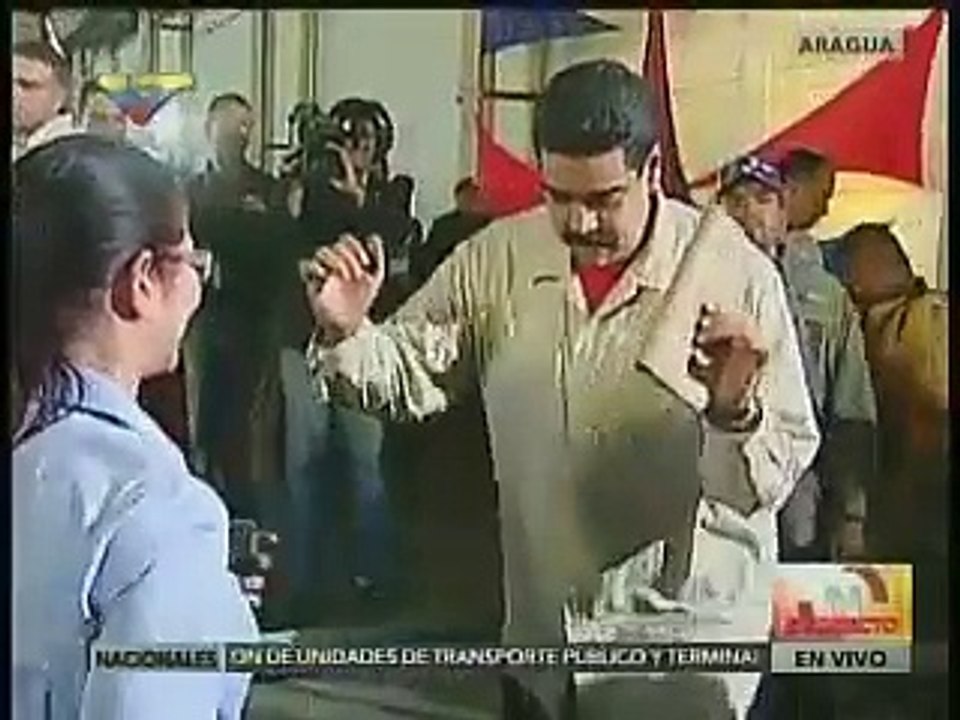 Maduro y Cilia Flores bailando en Kimberly Clarck