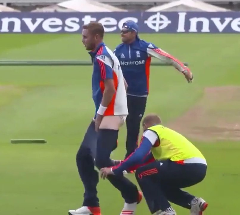 Joe Root pulls Stuart Broad Pants Down