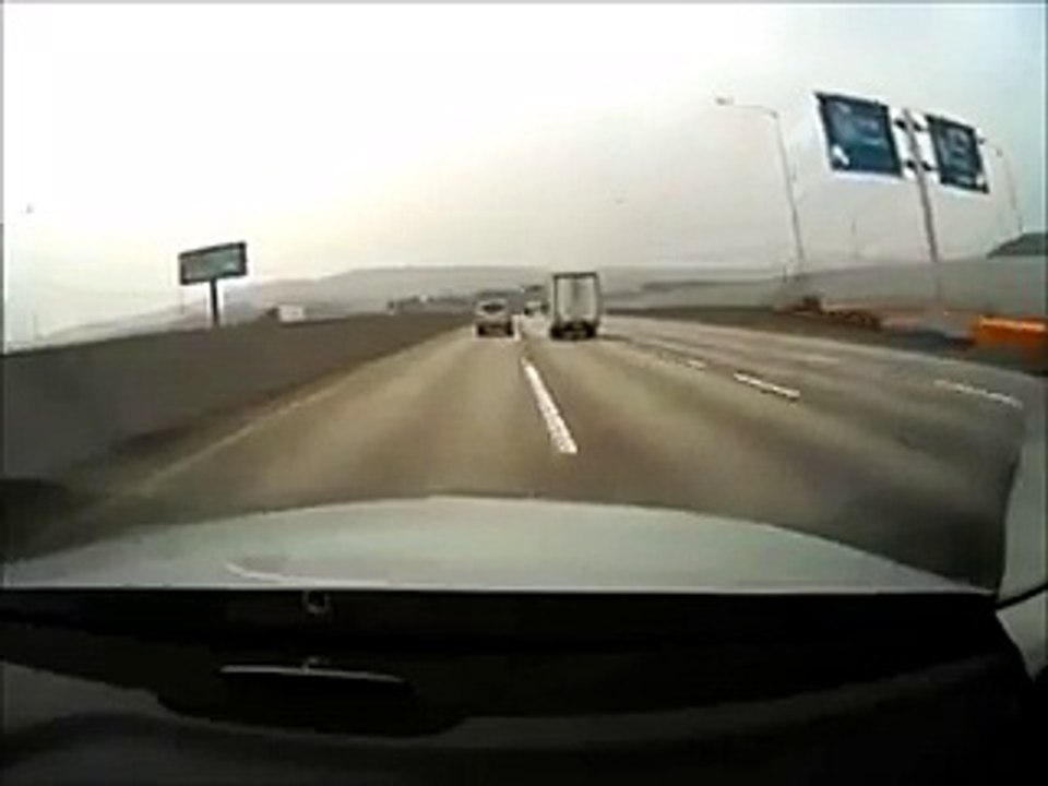 Terrible accident de voiture sur une autoroute