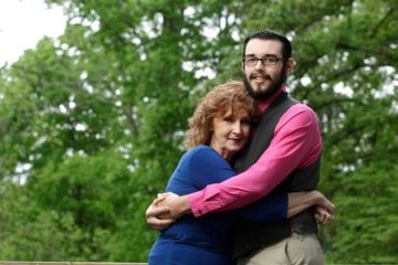 71 Yaşındaki Kadın 17 Yaşındaki Çocukla Evlendi