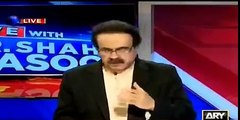 See how Amir Liaqat is insulting Dr Isharaqt ul Ibad on his face - Dr Shahid Masood played the clip in his program