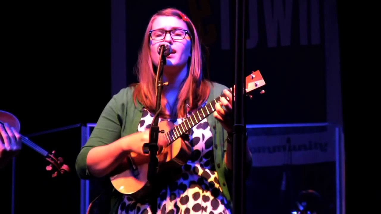 eTown webisode 25 - Danielle Ate the Sandwich performs "17 And 53"
