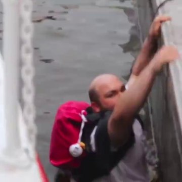 2 joueurs de Pokemon Go tombent à l'eau en même temps en essayant d'attraper un pokémon rare - Folie pure ce jeu!