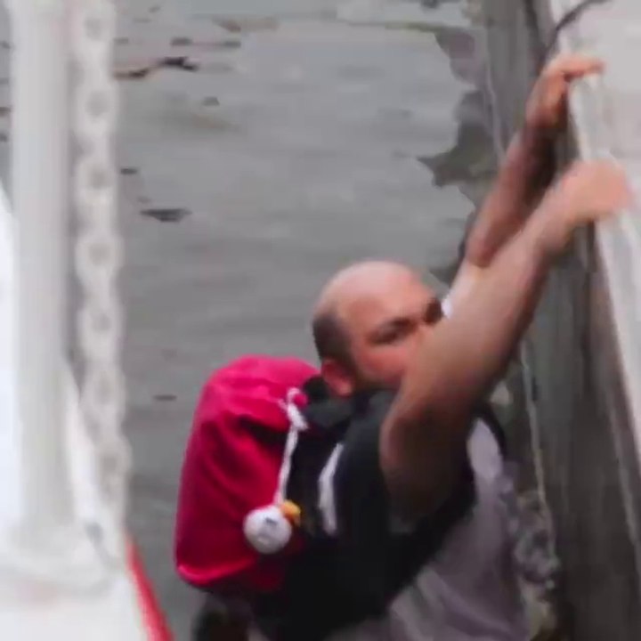 2 joueurs de Pokemon Go tombent à l'eau en même temps en essayant d'attraper un pokémon rare - Folie pure ce jeu!