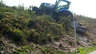 Tractor  desbrozando A Capela V. de Conso_Ourense 25-04-2011 (2)