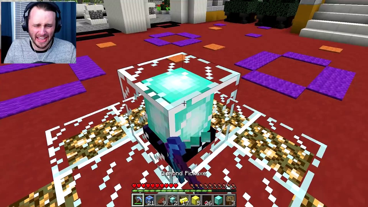Minecraft   GERTRUDE VS BEATRICE LUCKY BLOCK CHALLENGE   HOLY HAND GRENADES