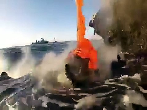 دیکھیے کس طرح لاوا سمندر میں گر رہا ہے اور چٹان بن رہی ہے ۔۔۔بے شک اللہ کے حکم کے بغیر کچھ نہیں ہوتا