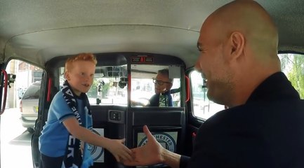 Un jeune fan de Manchester City a la surprise de prendre le taxi avec Pep Guardiola