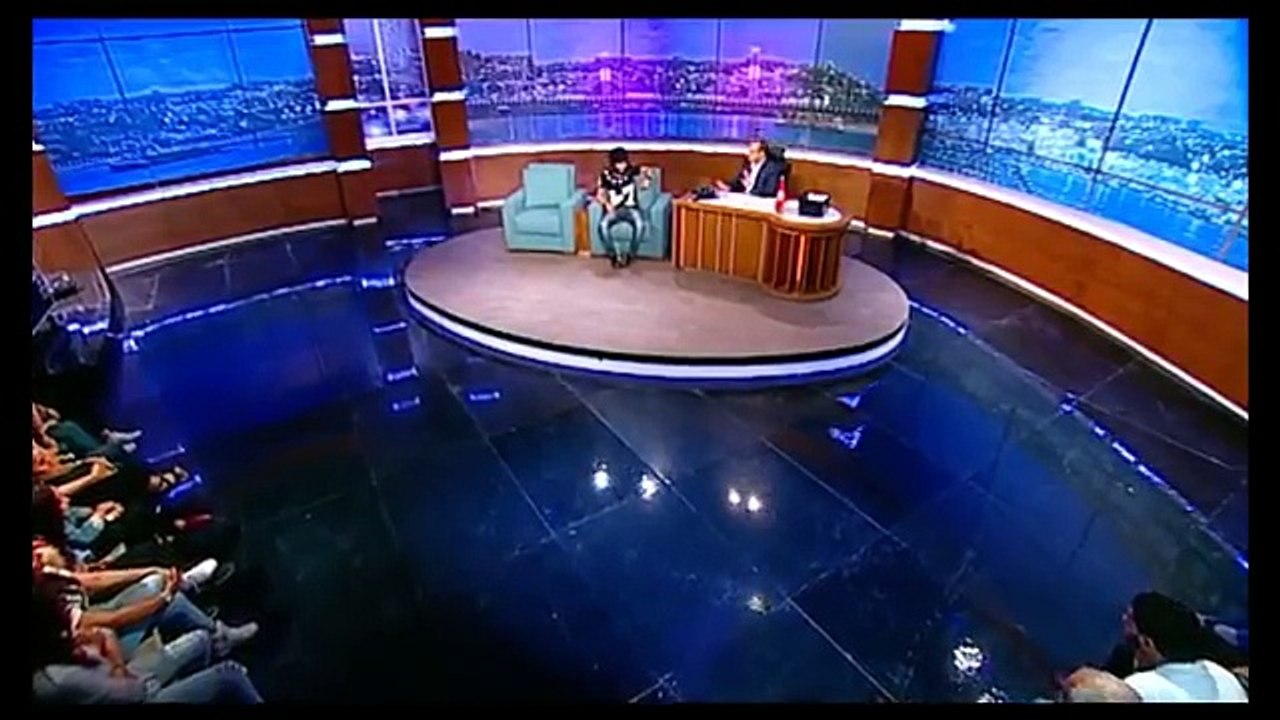 كافون ينفعل و يشتم أحد جماهير برنامج لاباس ثم يعتذر منه !