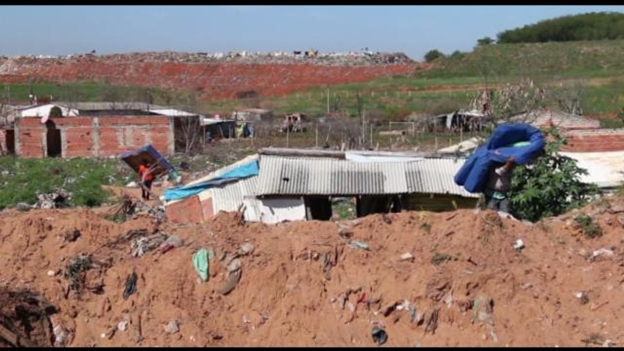Afectados por inundaciones en Asunción regresan a sus hogares