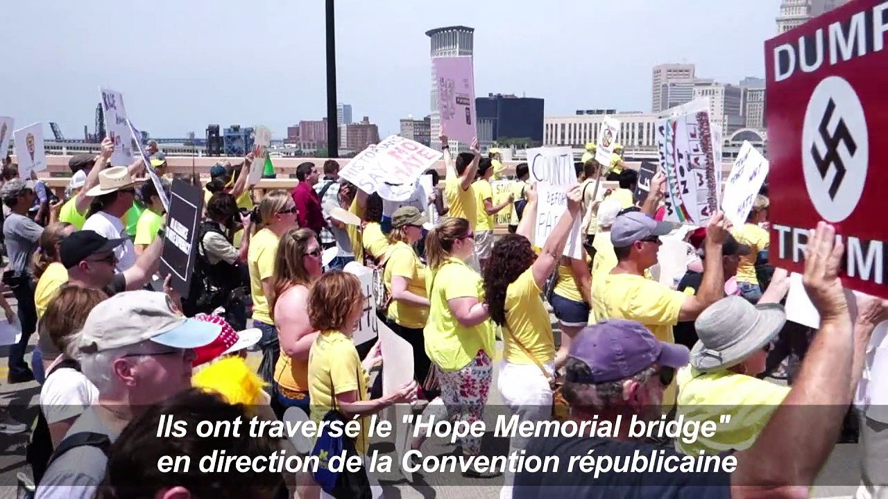 Des centaines de médecins anti-Trump manifestent à Cleveland