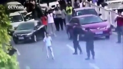 Hombre que amenazó a unas personas con un cuchillo y fue neutralizado por una mujer