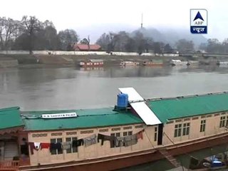Cold tightens grip as rains, snowfall lash Kashmir valley