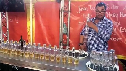 Barman sirvió 17 tragos al mismo tiempo