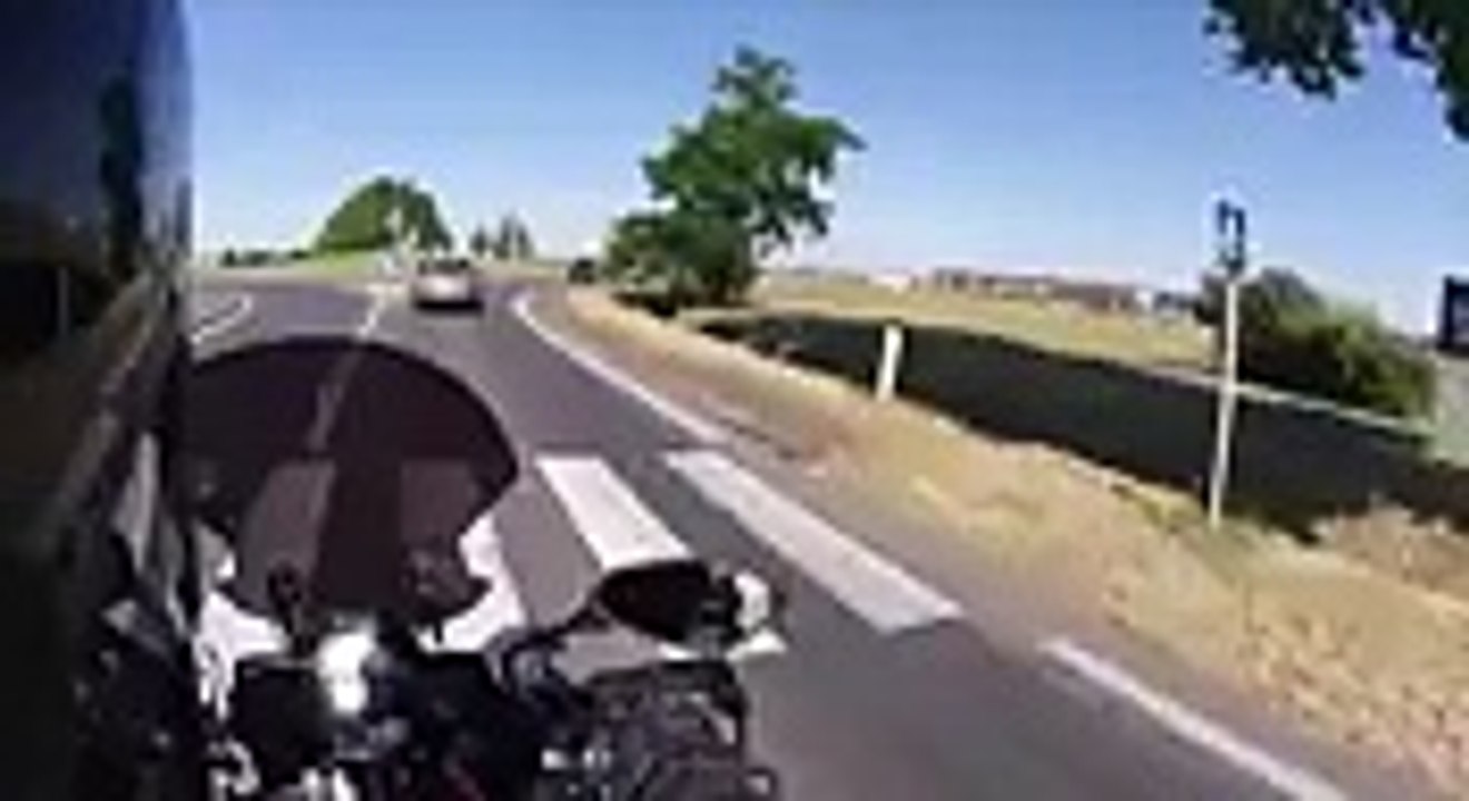 Un homme filme un dépassement dangereux sur la route !