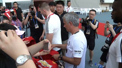 Man Utd - Mourinho refuse de signer un maillot de Chelsea