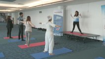 Aeropuerto de Santiago inaugura sala gratuita de yoga para pasajeros internacionales