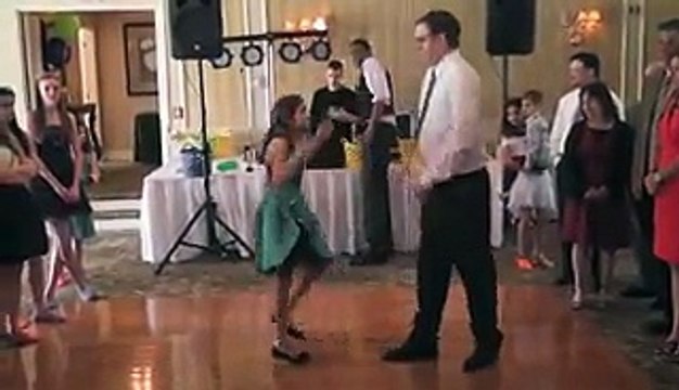 Son papa ne veut pas danser mais elle insiste et ce qu'ils font surprend tous les invités !