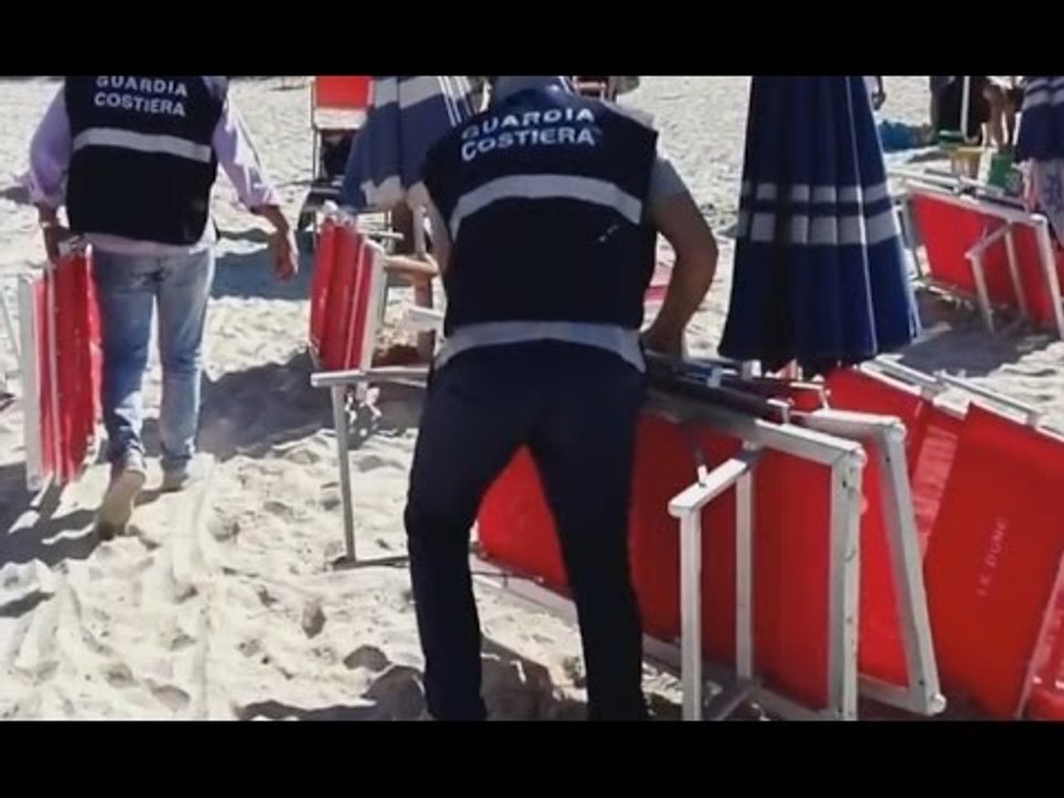 Salento - Guardia Costiera sequestra ombrelloni e lettini abusivi (22.08.16)