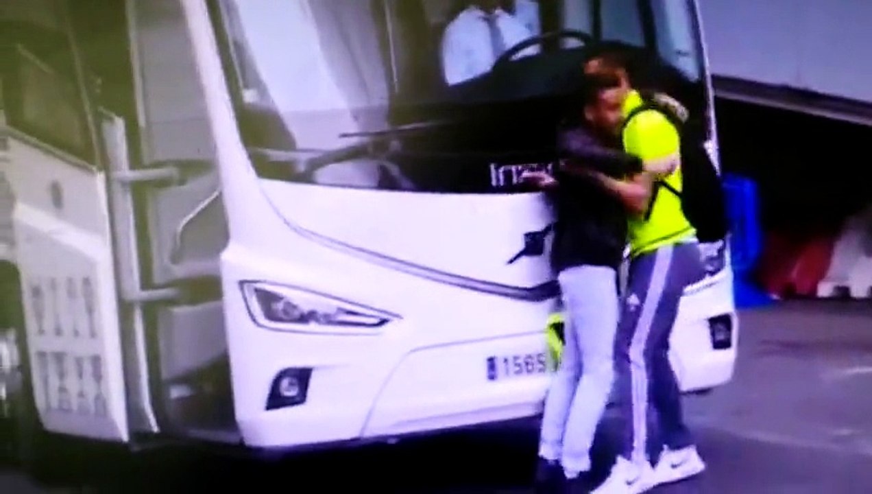 Adepto escapa a segurança e chega a Ronaldo(480)