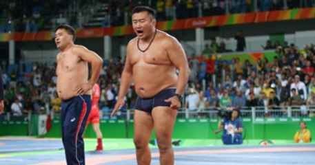 Hakemleri Soyunarak Protesto Ettiler!