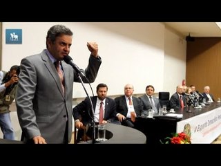 Aécio diz que fará campanha de "oposição clara" ao PT