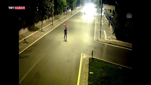 Elindeki Türk bayrağı ile darbecilere tek başına direndi