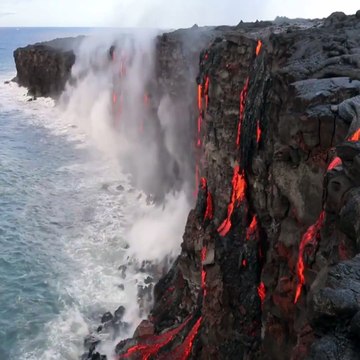 Quand la lave d'un volcan en éruption entre dans la mer. Magnifique
