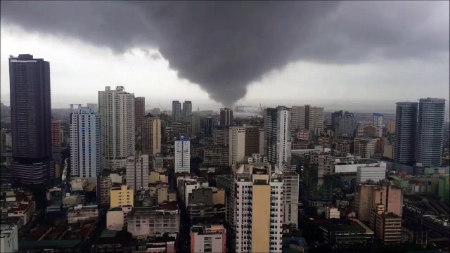 Tornade filmée au dessus des buildings de Manille