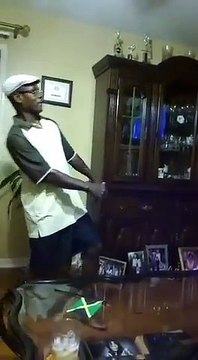 Ce grand-père devient fou au au moment du 100m de Usain Botl