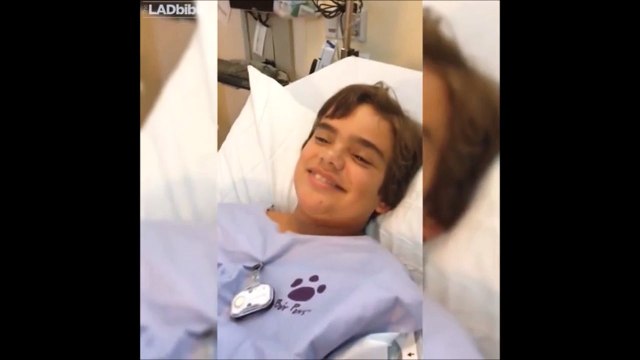 Un ado avale le jouet de son chien et couine quand il parle