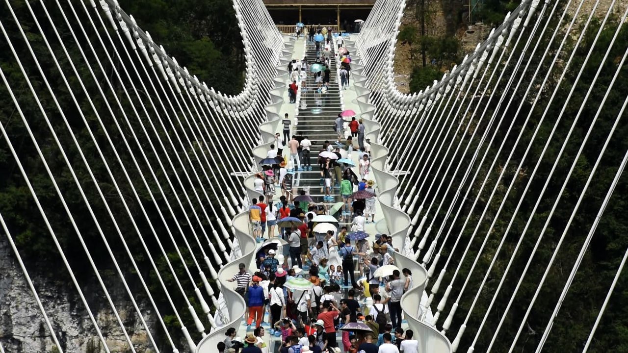 Chine: le pont en verre le plus long du monde ouvre au public