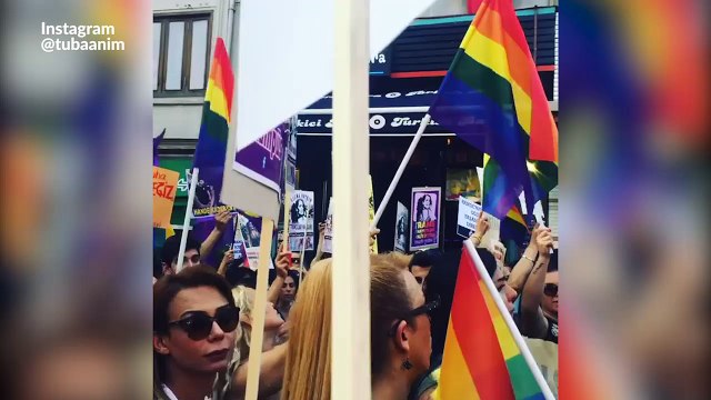 Drapeaux arc-en-ciel et visages ensanglantés à Istanbul suite au meurtre d'Hande Kader